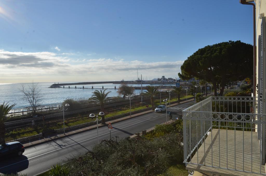 Residence Villa Carmen Fronte Mare A 50 Mt ปิเอตราลิกูเร ภายนอก รูปภาพ