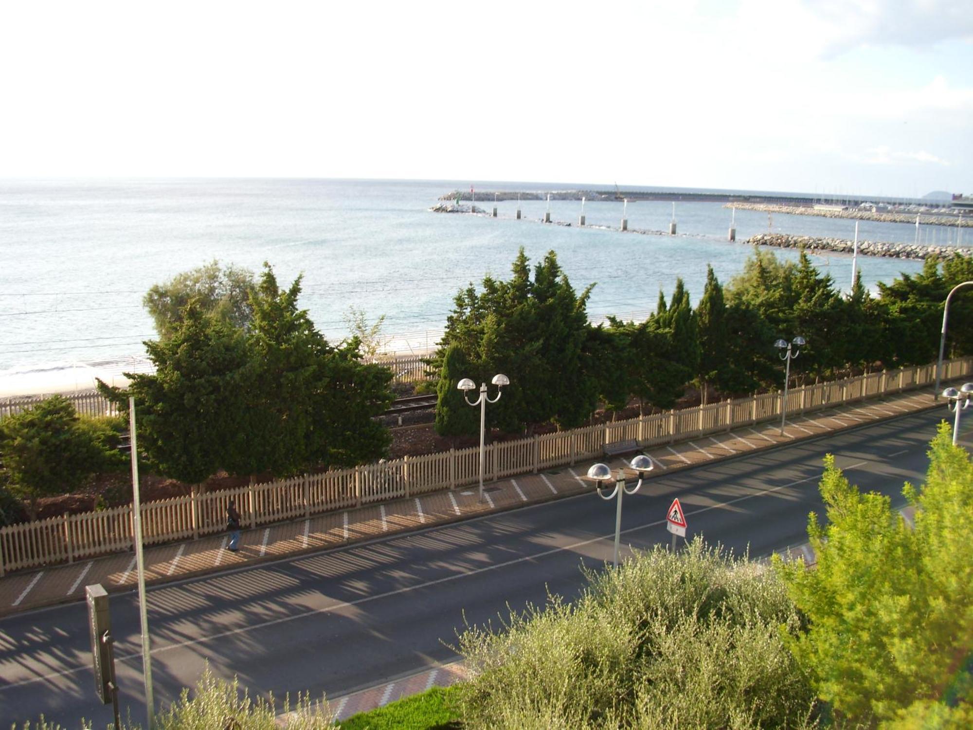 Residence Villa Carmen Fronte Mare A 50 Mt ปิเอตราลิกูเร ภายนอก รูปภาพ