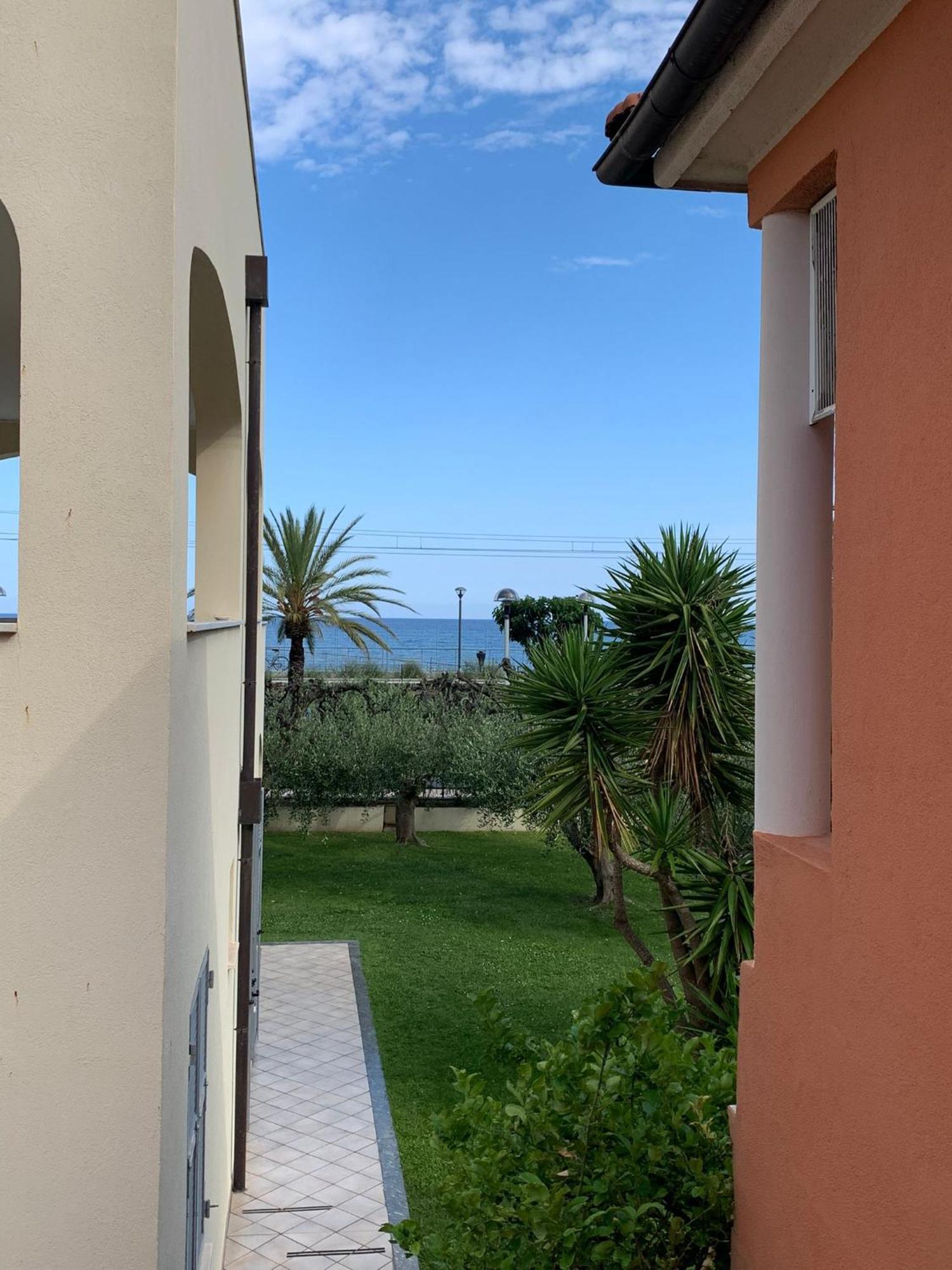 Residence Villa Carmen Fronte Mare A 50 Mt ปิเอตราลิกูเร ภายนอก รูปภาพ