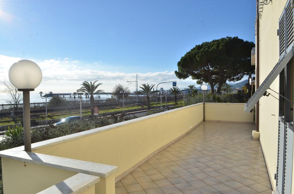 Residence Villa Carmen Fronte Mare A 50 Mt ปิเอตราลิกูเร ภายนอก รูปภาพ