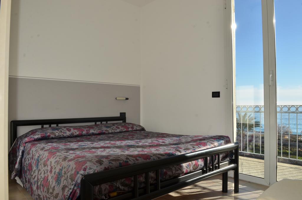Residence Villa Carmen Fronte Mare A 50 Mt ปิเอตราลิกูเร ภายนอก รูปภาพ