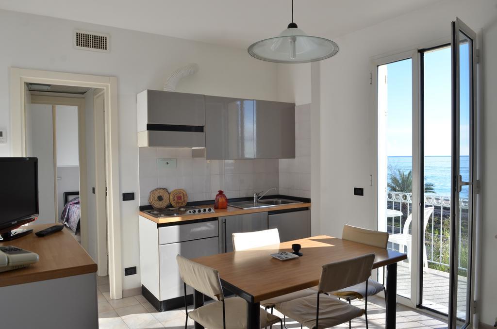 Residence Villa Carmen Fronte Mare A 50 Mt ปิเอตราลิกูเร ภายนอก รูปภาพ
